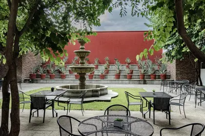 Un restaurante o sitio para comer en Radisson Hotel Cuernavaca