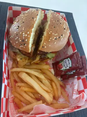 Comida en o cerca de este motel