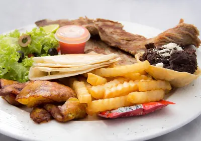 Comida en o cerca de este motel