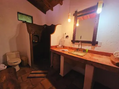 Un baño de Cabañas el Nido de la Huilota