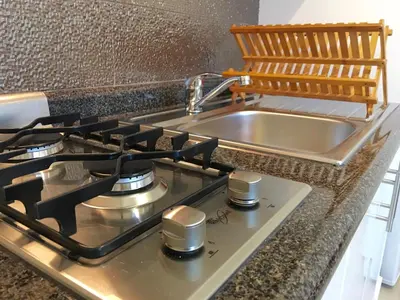 Una cocina o zona de cocina en Herbal Inn Suites