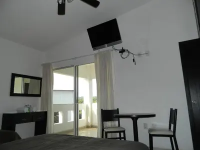 Una televisión o centro de entretenimiento en Hotel Terrazas Inn