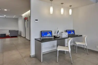 Una televisión o centro de entretenimiento en City Express Junior by Marriott Puebla Angelopolis