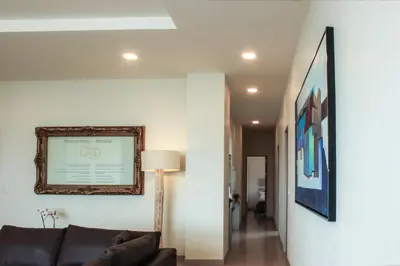 Una televisión o centro de entretenimiento en Laviu B&B Luxe Suites