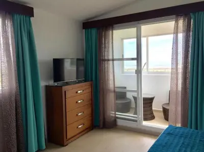 Una televisión o centro de entretenimiento en Ananta Hotel