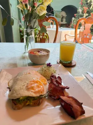 Comida en o cerca de este hotel