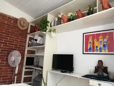Una televisión o centro de entretenimiento en Casa Mixteca Santo Domingo Oaxaca