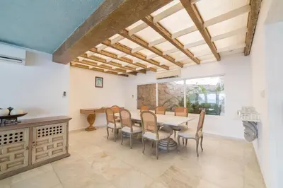 Zona de estar de Exclusiva Villa frente al Mar en Playa Pichilingue, Acapulco