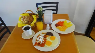 Comida en o cerca de este hotel