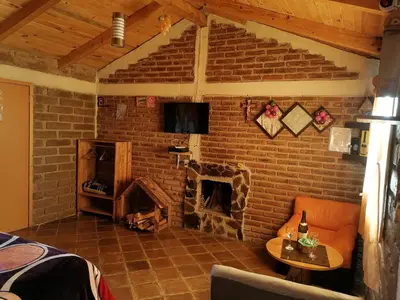 Una televisión o centro de entretenimiento en Cabanas Sierra Nublada