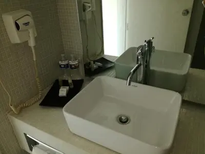Un baño de We Hotel Acapulco