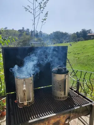 Barbacoa disponible para clientes en el hostal o pensión