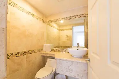Un baño de Hotel Villamar Princesa Suites