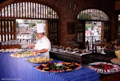 Comida en o cerca de este hotel