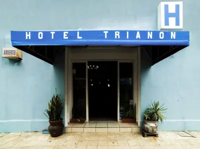 Certificado, premio, señal o documento que está expuesto en Hotel Trianon