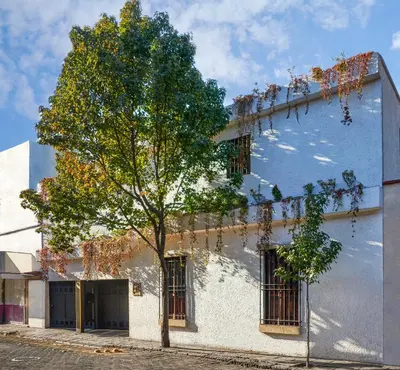 Edificio en el que se encuentra el hostal o pensión