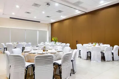 Un restaurante o sitio para comer en Comfort Inn Cordoba