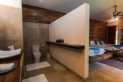 Un baño de Samora Luxury Resort