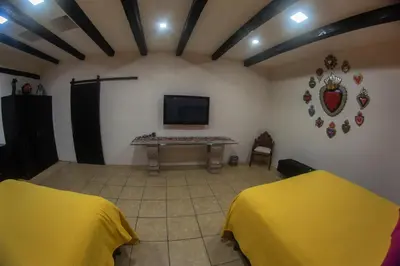 Una televisión o centro de entretenimiento en Posada de la Virgen