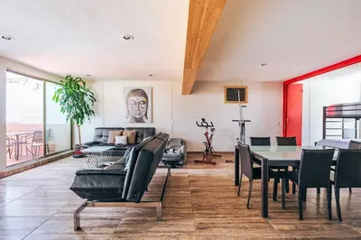 Zona de estar de Lujoso y amplio Loft con alberca climatizada y amplia cama para alberca, Cuernavaca somos los únicos en ofrecerte 2 jacuzzis premium con agua caliente y sistema de hidromasaje tipo spa, terraza panorámica con asador de carbon y mas amenidades!