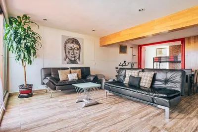Zona de estar de Lujoso y amplio Loft con alberca climatizada y amplia cama para alberca, Cuernavaca somos los únicos en ofrecerte 2 jacuzzis premium con agua caliente y sistema de hidromasaje tipo spa, terraza panorámica con asador de carbon y mas amenidades!