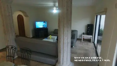 Una televisión o centro de entretenimiento en Villa Privada ubicada en el campo de Golf del Hotel Vidanta Mayan Palace