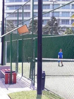 Instalaciones para jugar a tenis o squash en Departamento de Lujo o alrededores