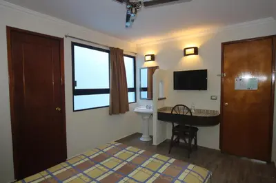 Una televisión o centro de entretenimiento en Hotel Plaza Crystal
