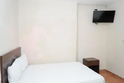 Una televisión o centro de entretenimiento en OYO Hotel Plaza Veracruz Centro Historico