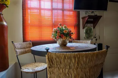 Una televisión o centro de entretenimiento en El Jardín del Edén B&B Boutique