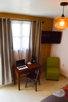 Una televisión o centro de entretenimiento en Hotel Las Candelas de Huamantla
