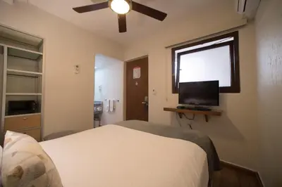 Una televisión o centro de entretenimiento en Hotel Abu