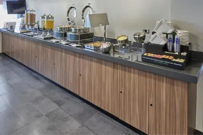 Comida en o cerca de este hotel