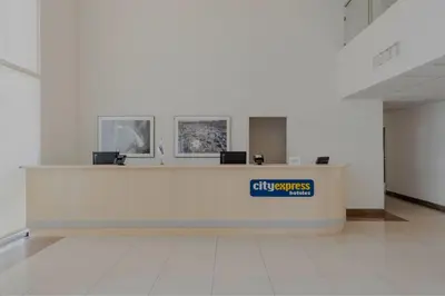 El vestíbulo o zona de recepción de City Express by Marriott Minatitlán