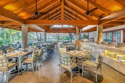 Un restaurante o sitio para comer en Grand Fiesta Americana Sumiya Cuernavaca