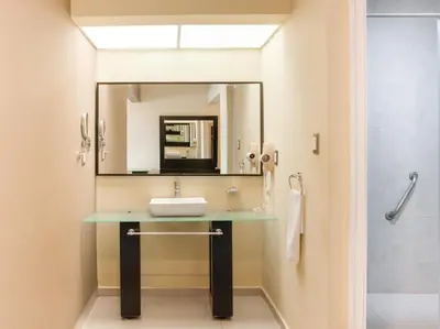 Un baño de Veracruz Suites Hotel
