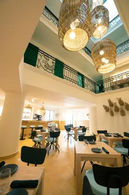 Un restaurante o sitio para comer en William Hotel Boutique De Diseño