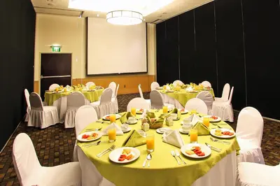 Comida en o cerca de este hotel