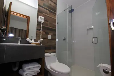 Un baño de Hotel del Carmen, en el Centro- DESAYUNO Incluido !