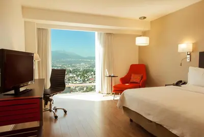 Una televisión o centro de entretenimiento en Fiesta Inn Periferico Sur