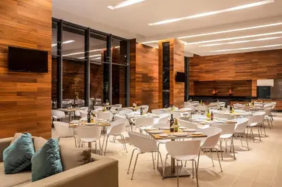 Un restaurante o sitio para comer en Fiesta Inn Tuxtla Fashion Mall