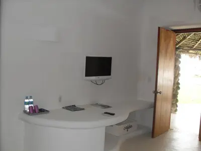 Una televisión o centro de entretenimiento en Hotel Azucar, Monte Gordo, a Member of Design Hotels