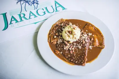 Comida en o cerca de este hotel
