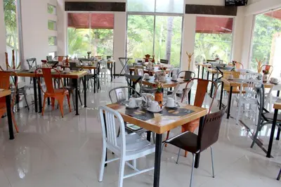 Un restaurante o sitio para comer en VF Villa Florencia Hotel