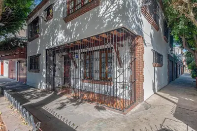 Edificio en el que se encuentra el hostal o pensión