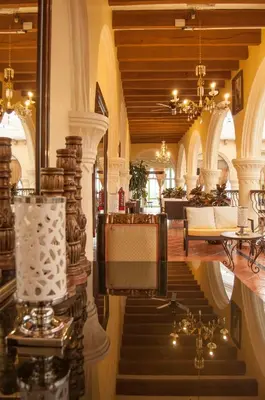 Un restaurante o sitio para comer en Centro Hotel Villa las Margaritas
