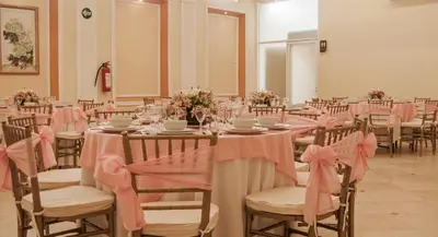 Un restaurante o sitio para comer en Villa las Margaritas Plaza Cristal