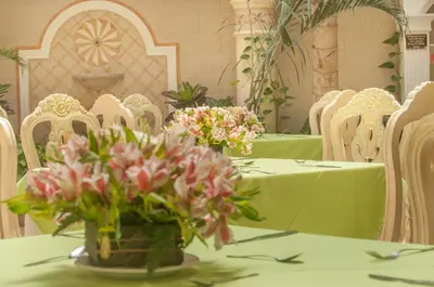 Un restaurante o sitio para comer en Villa las Margaritas Plaza Cristal