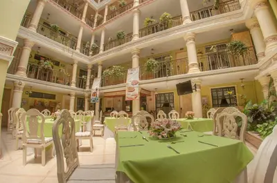 Un restaurante o sitio para comer en Villa las Margaritas Plaza Cristal