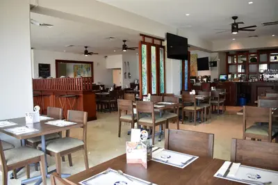 El salón o zona de bar de Hotel Villa Florida Veracruz